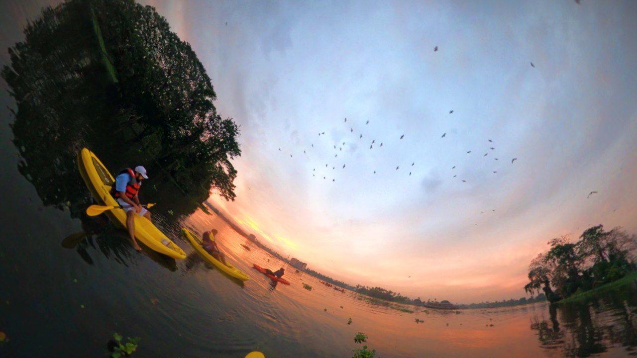 Backwater kayaking in Alleppey